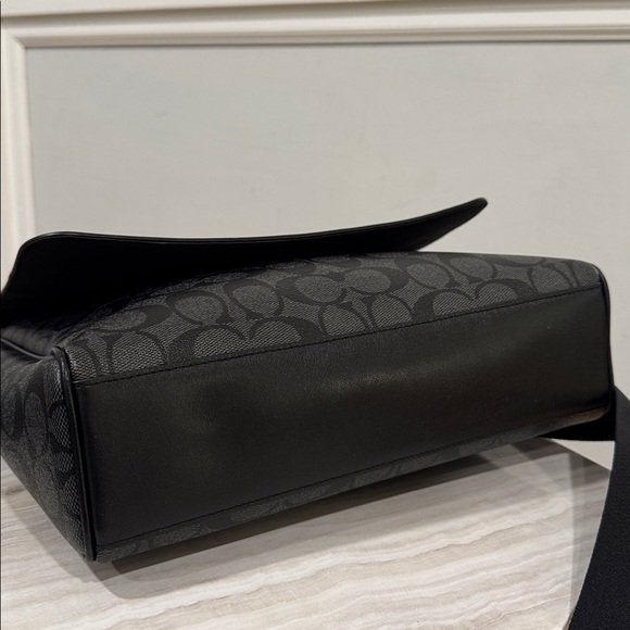 Coach Bag Signature Messenger Flap Crossbody - Picture 9 of 17